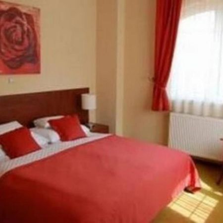 Staff House Bed & Breakfast Nyíregyháza Екстериор снимка