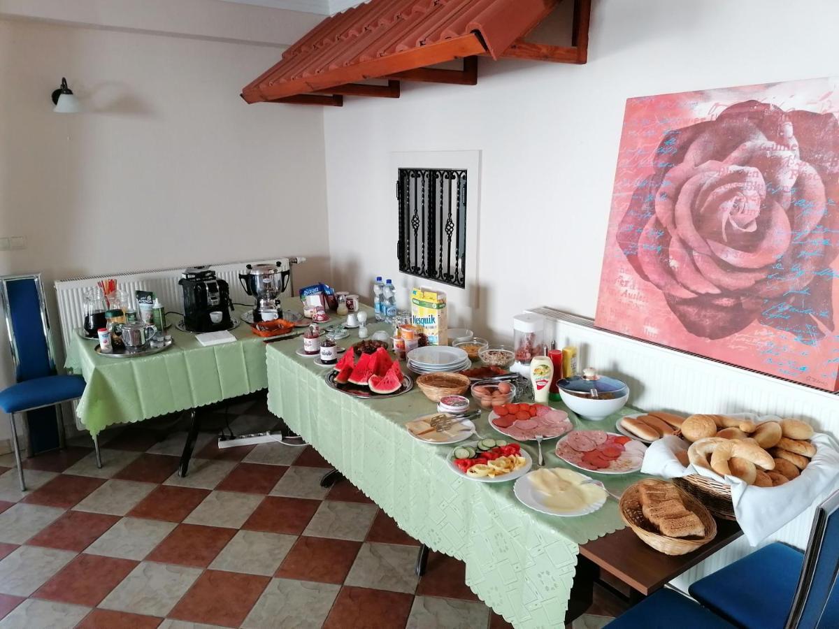 Staff House Bed & Breakfast Nyíregyháza Екстериор снимка