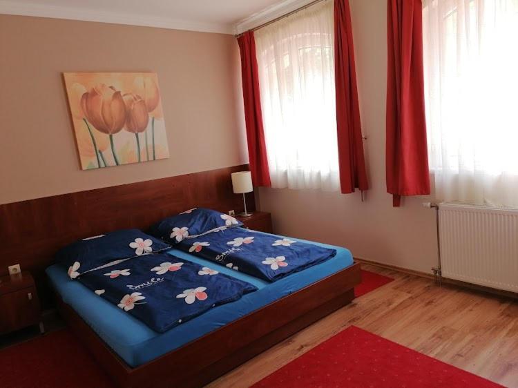 Staff House Bed & Breakfast Nyíregyháza Екстериор снимка