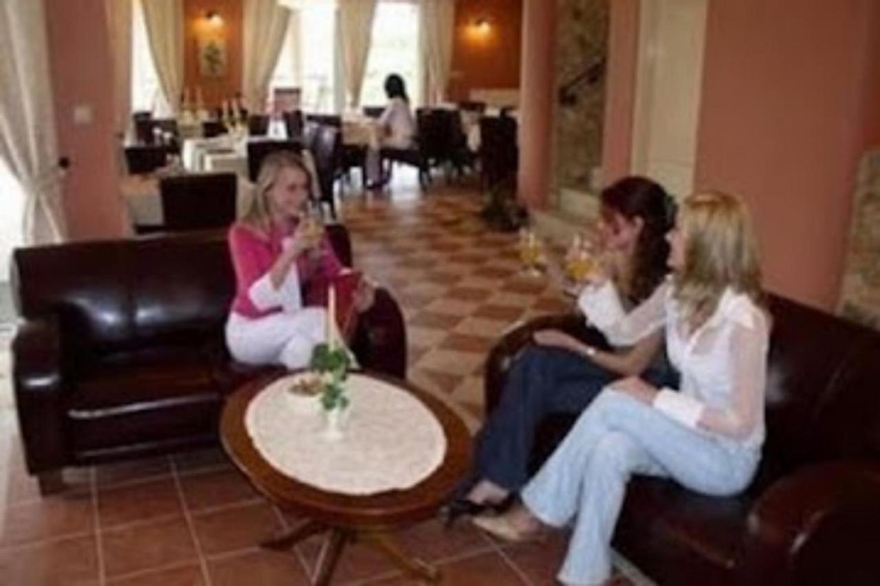 Staff House Bed & Breakfast Nyíregyháza Екстериор снимка