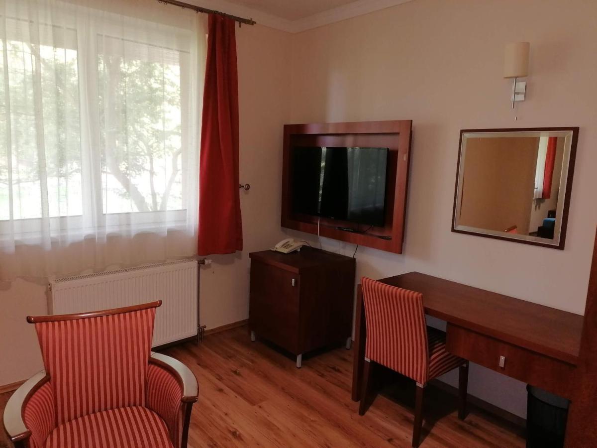 Staff House Bed & Breakfast Nyíregyháza Екстериор снимка