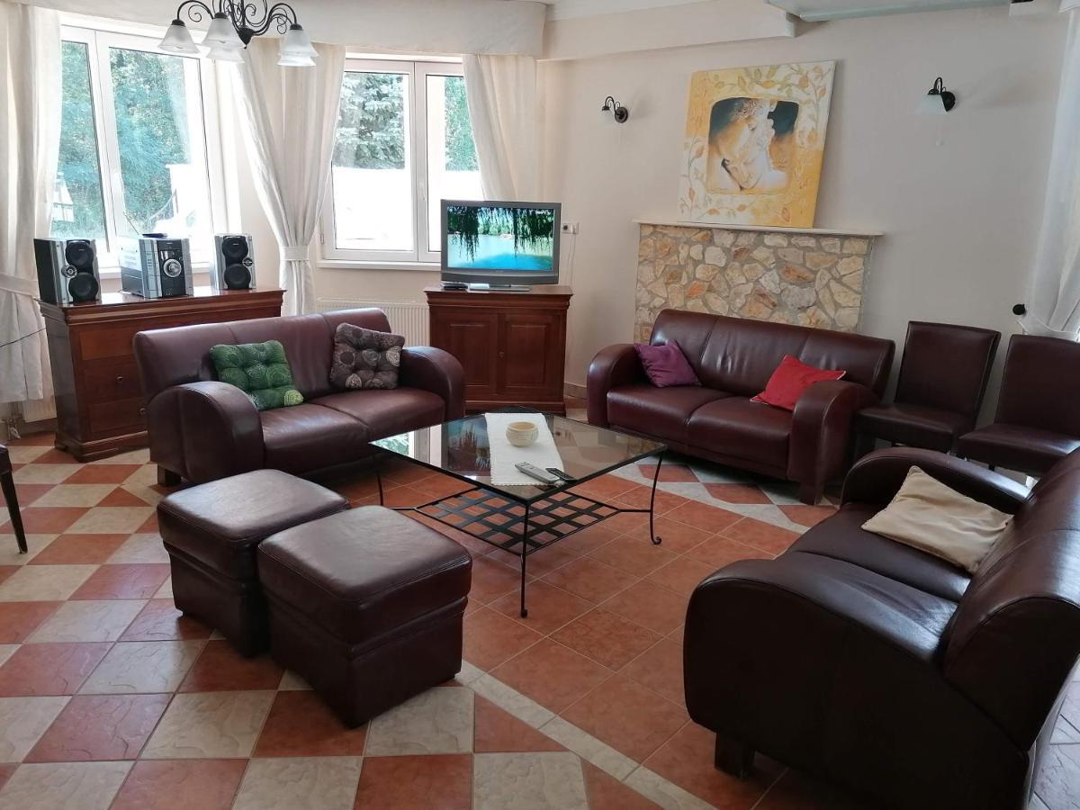 Staff House Bed & Breakfast Nyíregyháza Екстериор снимка