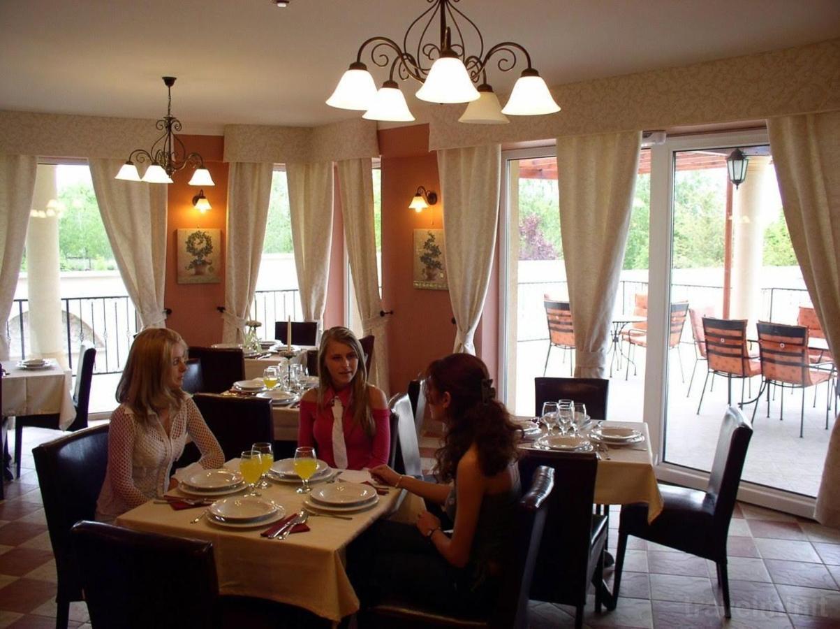 Staff House Bed & Breakfast Nyíregyháza Екстериор снимка