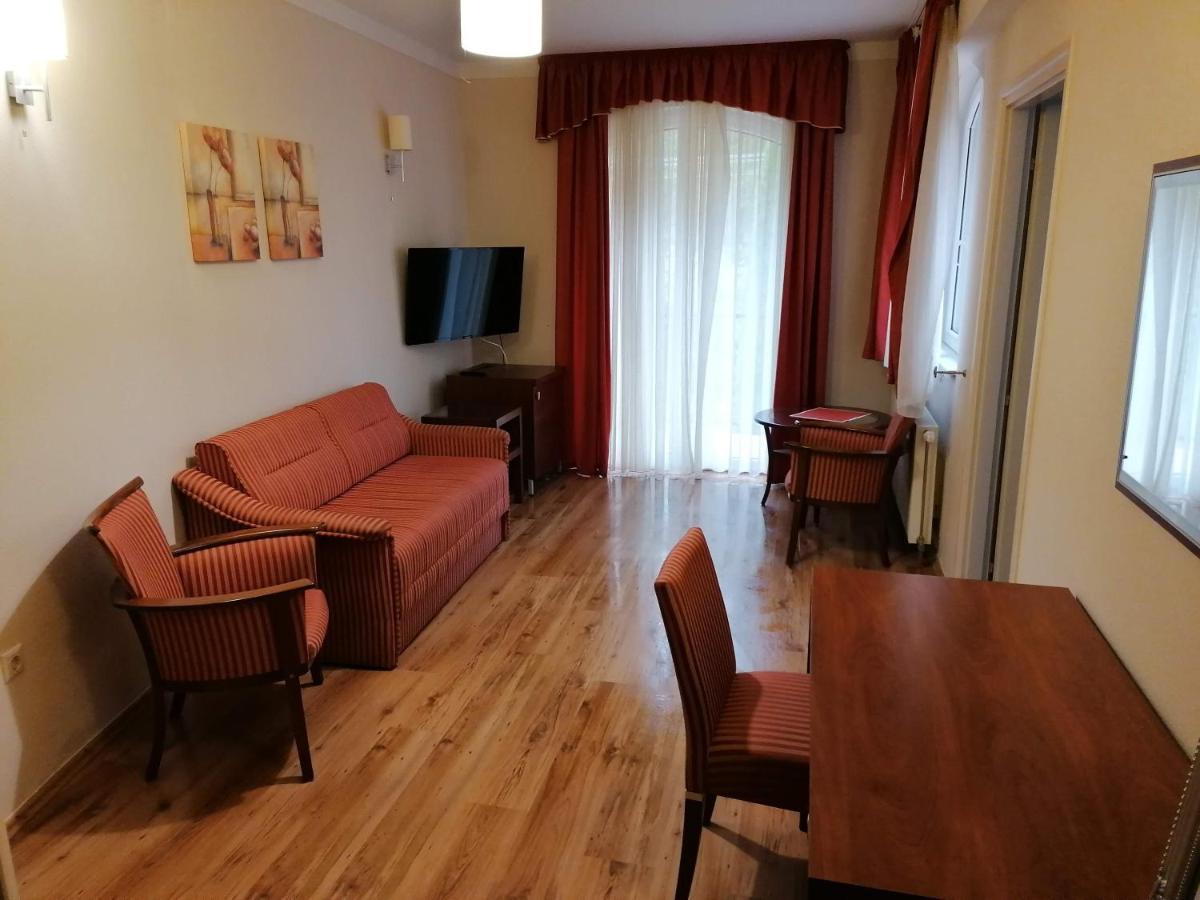Staff House Bed & Breakfast Nyíregyháza Екстериор снимка