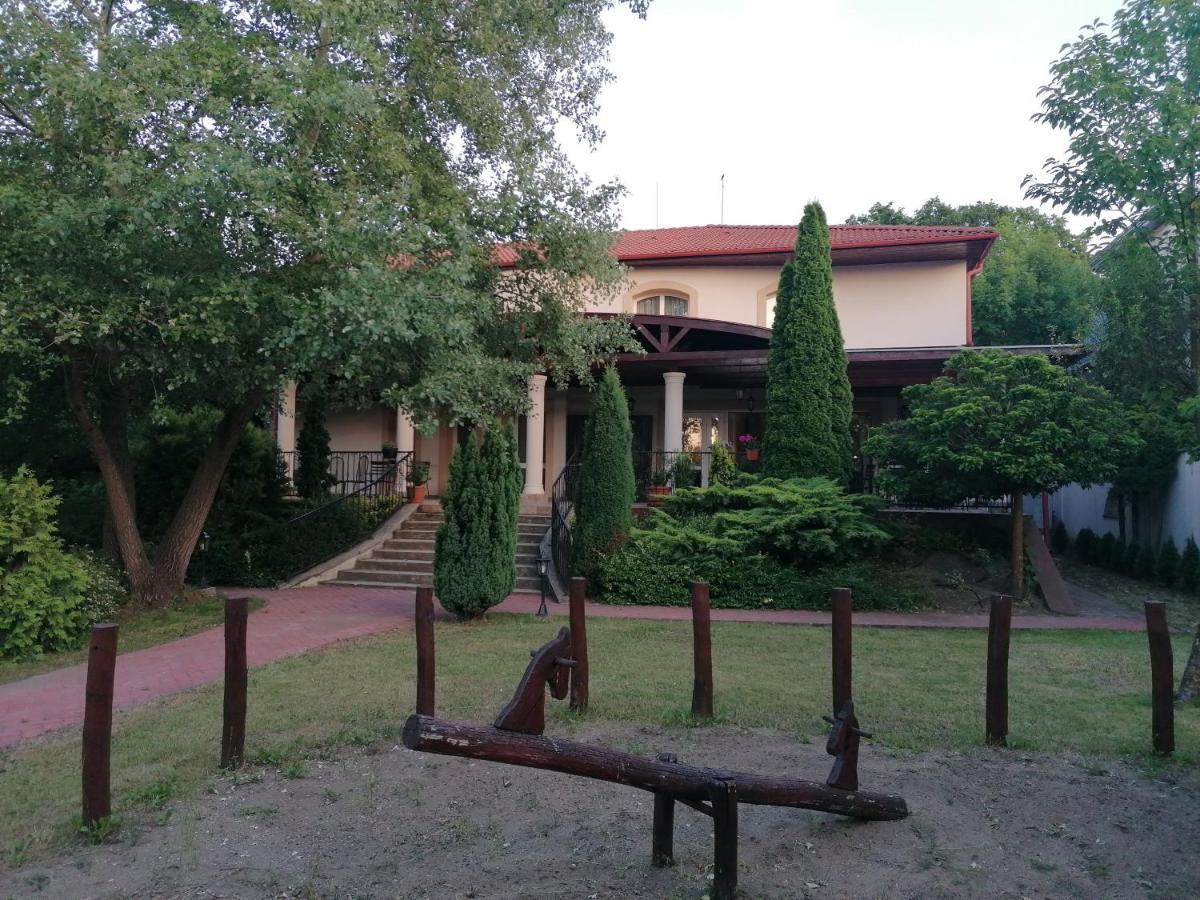Staff House Bed & Breakfast Nyíregyháza Екстериор снимка