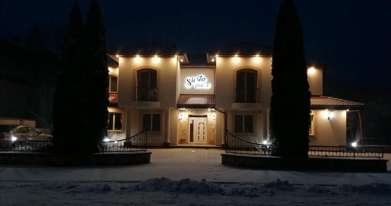 Staff House Bed & Breakfast Nyíregyháza Екстериор снимка