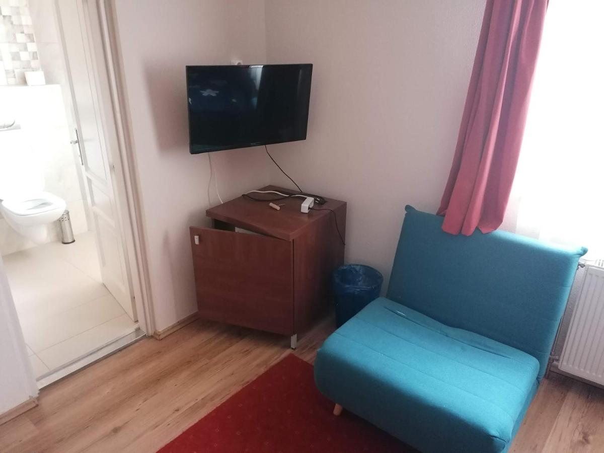 Staff House Bed & Breakfast Nyíregyháza Екстериор снимка