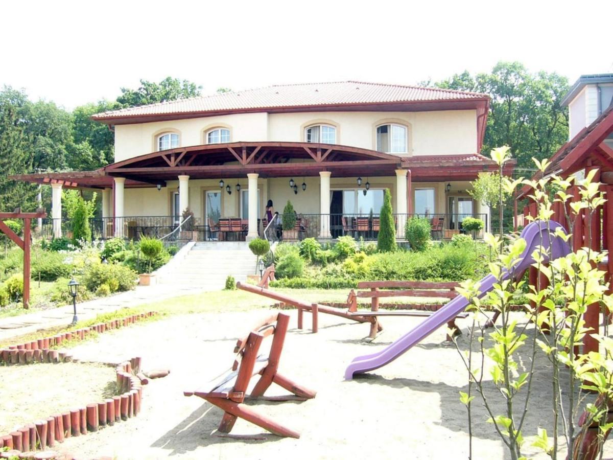 Staff House Bed & Breakfast Nyíregyháza Екстериор снимка