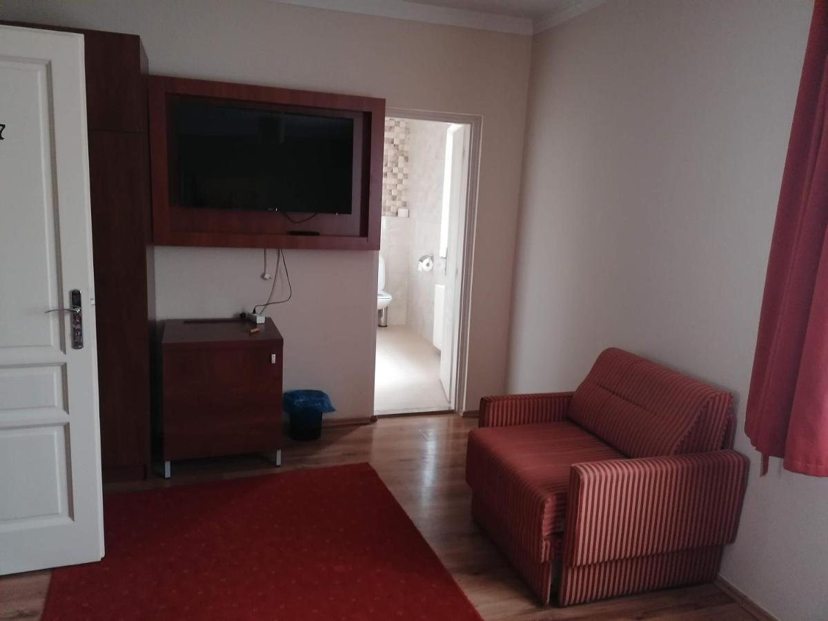 Staff House Bed & Breakfast Nyíregyháza Екстериор снимка