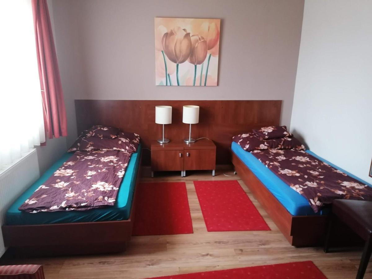 Staff House Bed & Breakfast Nyíregyháza Екстериор снимка
