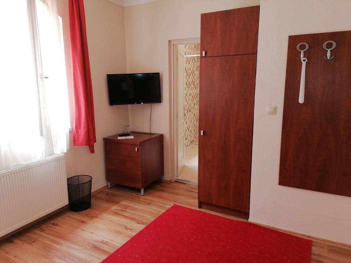Staff House Bed & Breakfast Nyíregyháza Екстериор снимка
