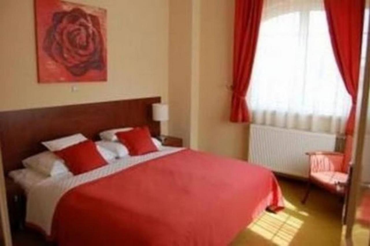 Staff House Bed & Breakfast Nyíregyháza Екстериор снимка